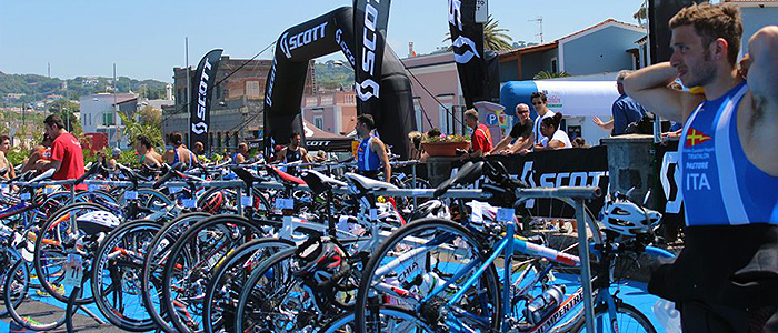 Spettacolare gara di triathlon sprint che va in scena per le strade di Forio.